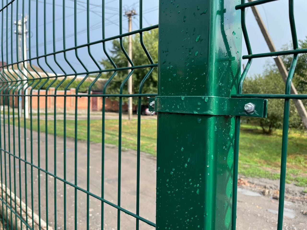 Зеленый забор из металла